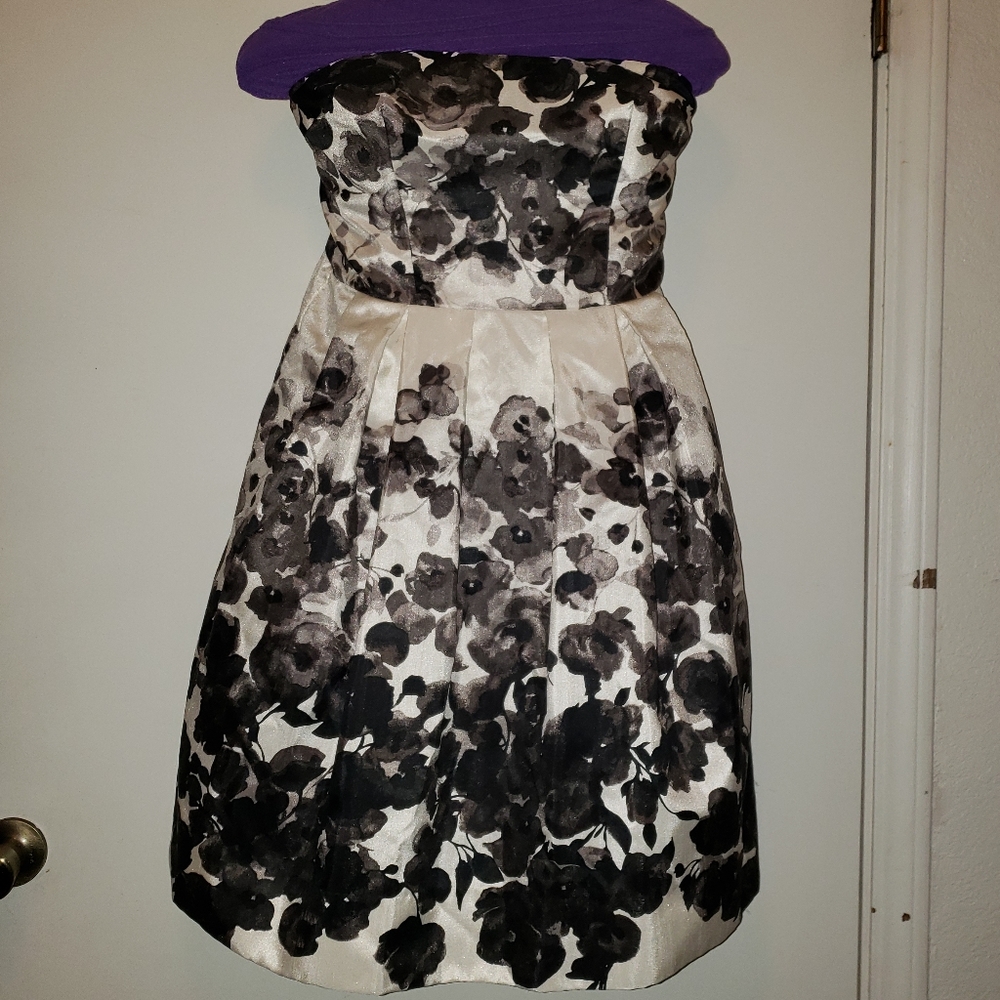 Strapless dress with pockets